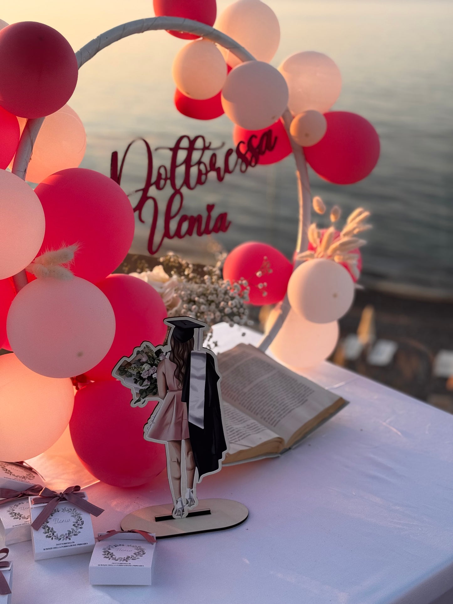 Decorazione da tavolo laurea – Sagoma in legno con base personalizzata