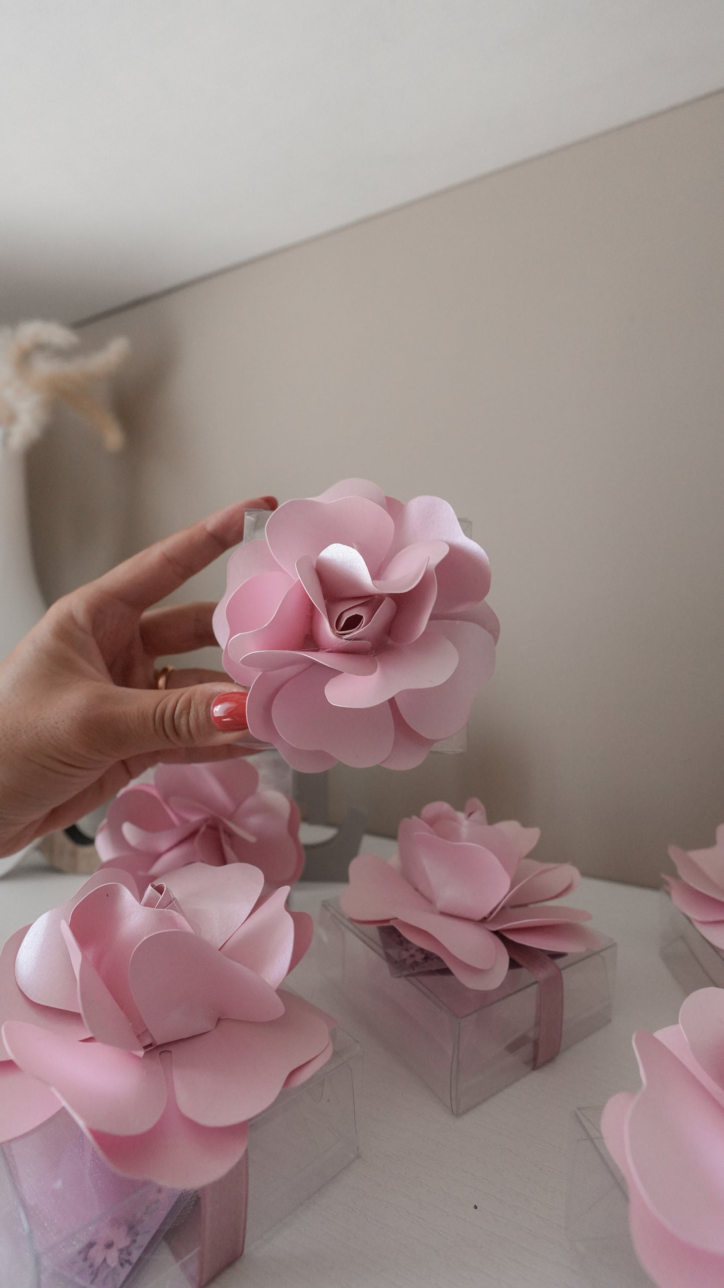 Scatolina battesimo con fiore rosa in carta perlata