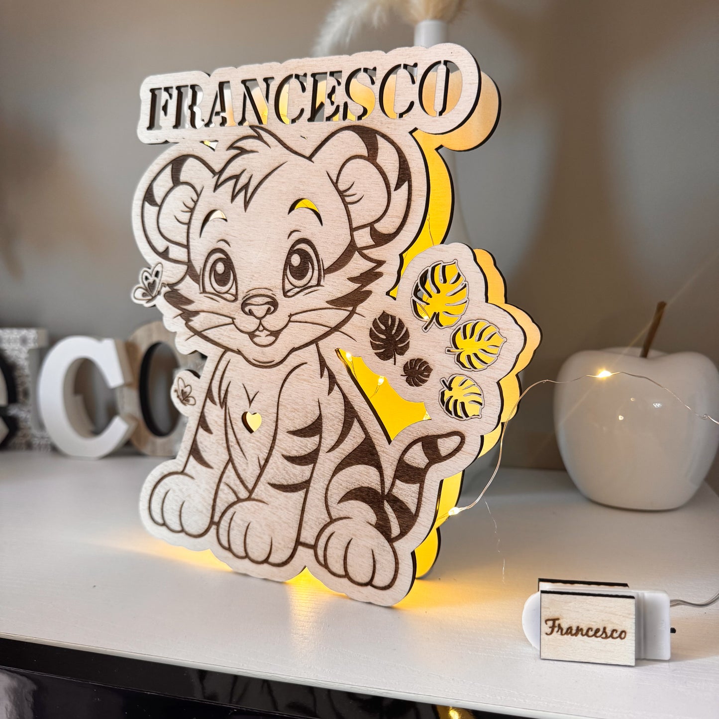 Lampada personalizzata LED in legno – Leoncino con nome