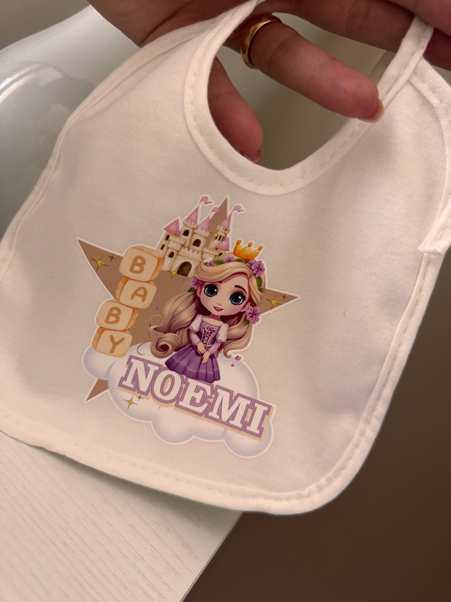 Bavaglino personalizzato bambina – Tema principessa con nome