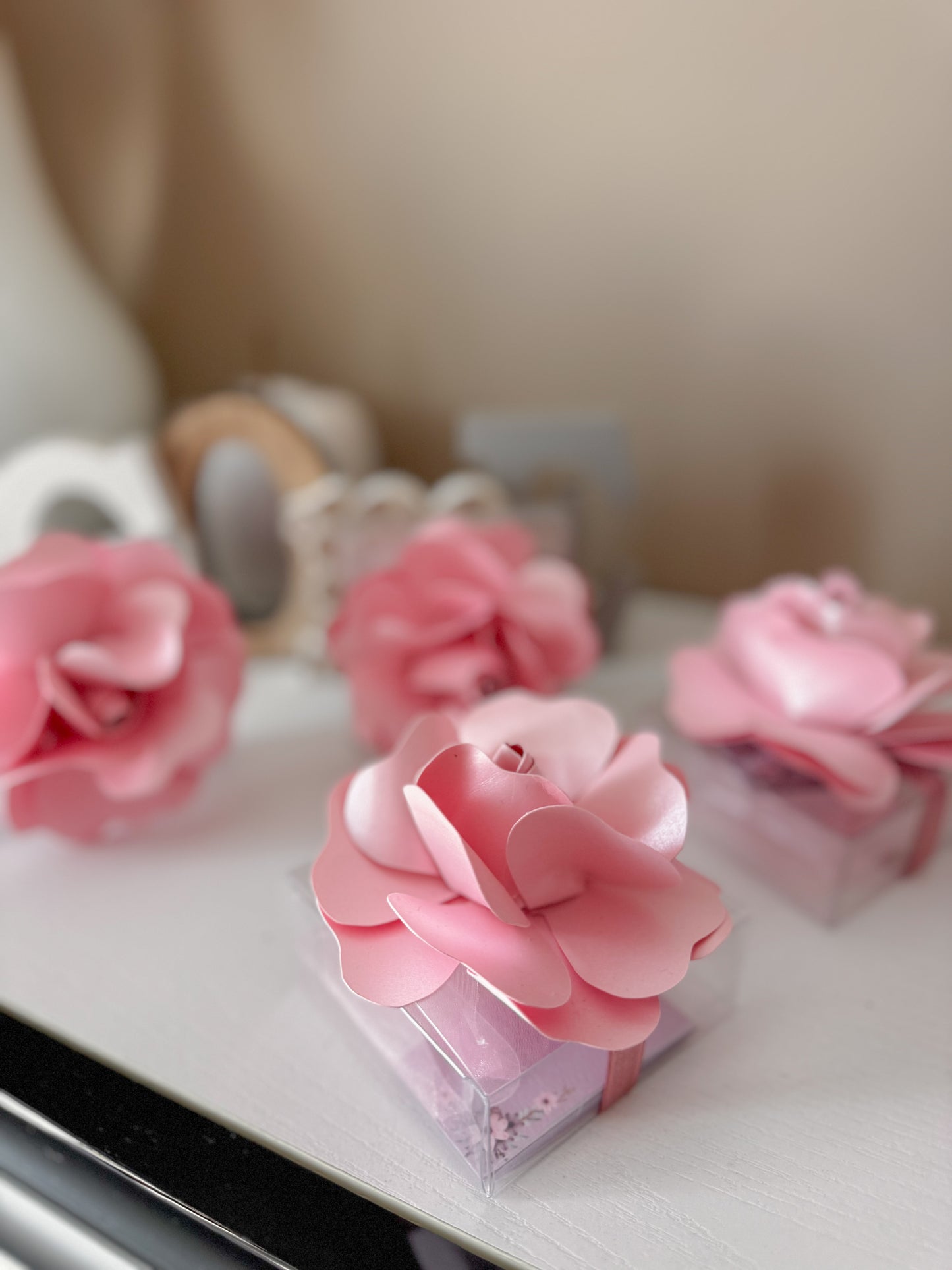 Scatolina battesimo con fiore rosa in carta perlata