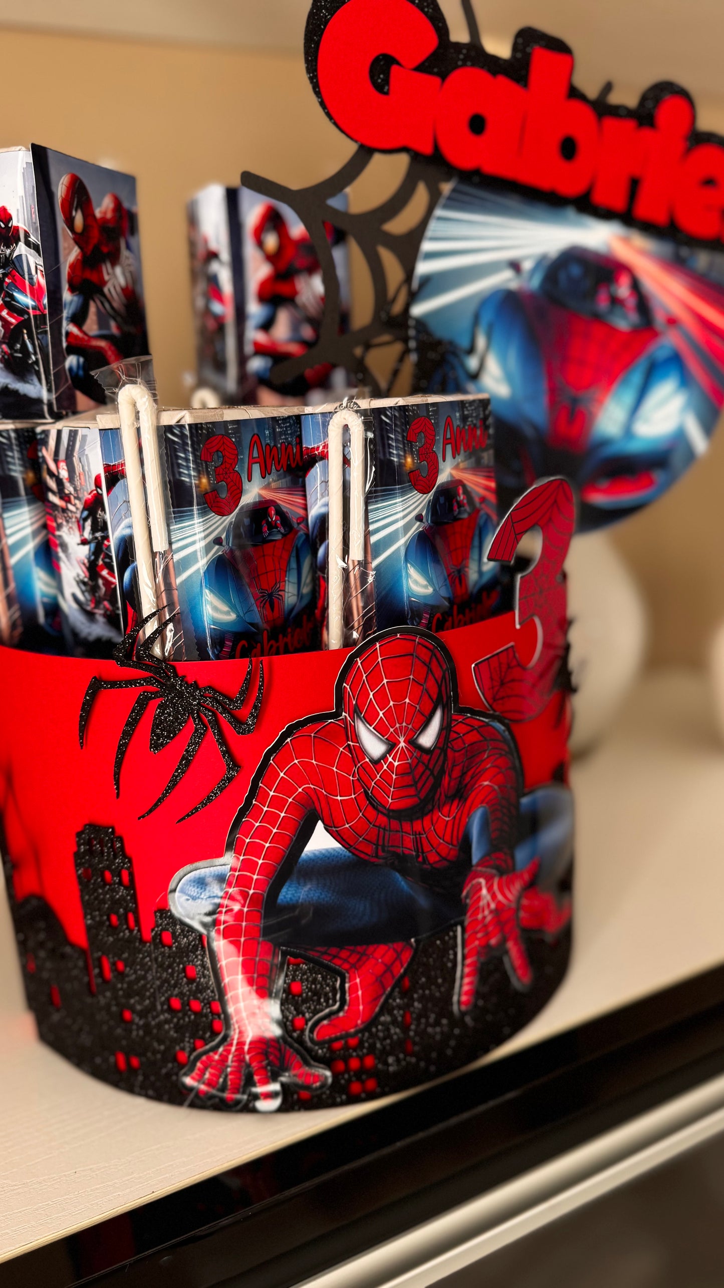 Torta scenografica Spider Hero – Personalizzata con nome e età