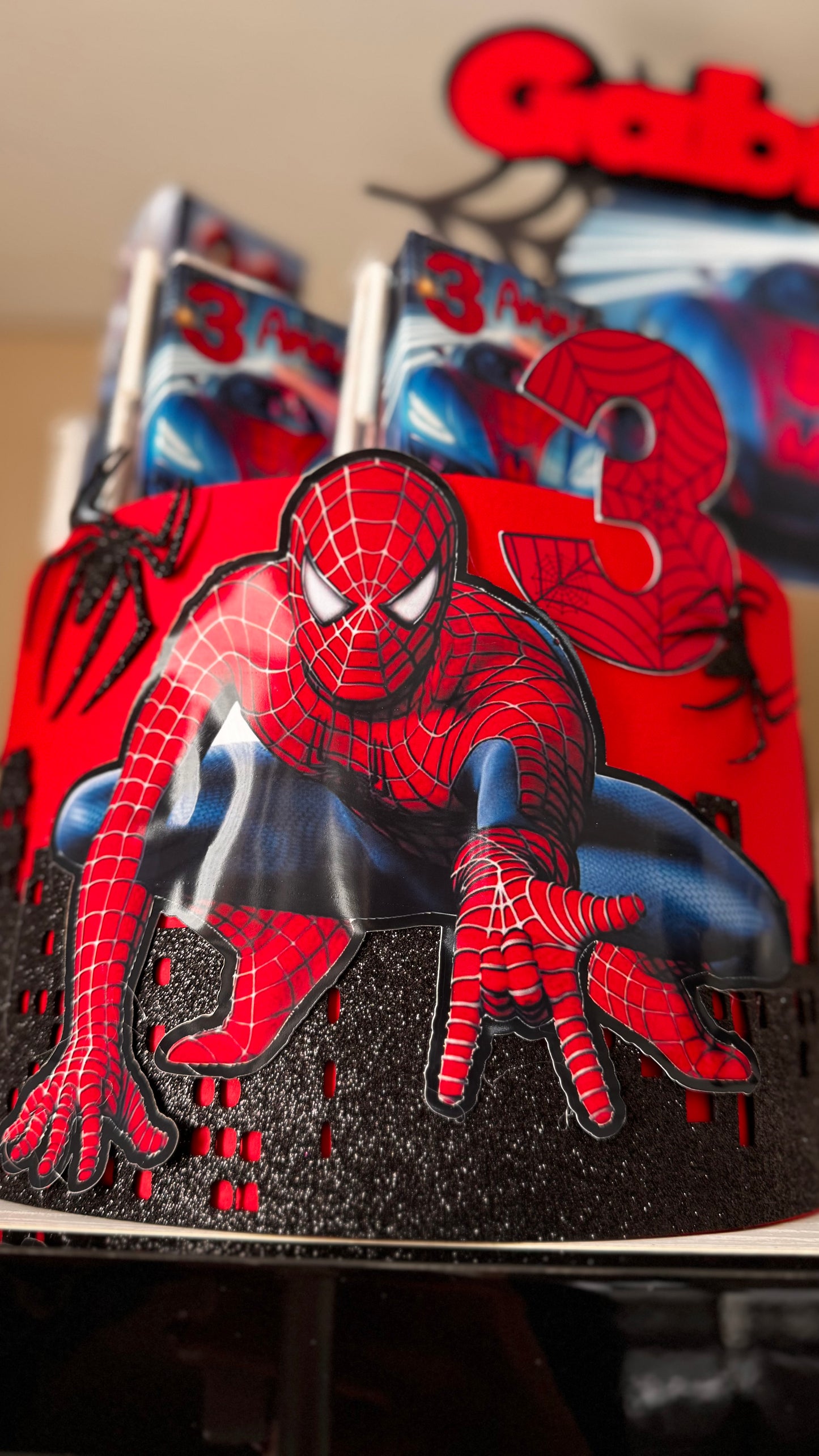 Torta scenografica Spider Hero – Personalizzata con nome e età
