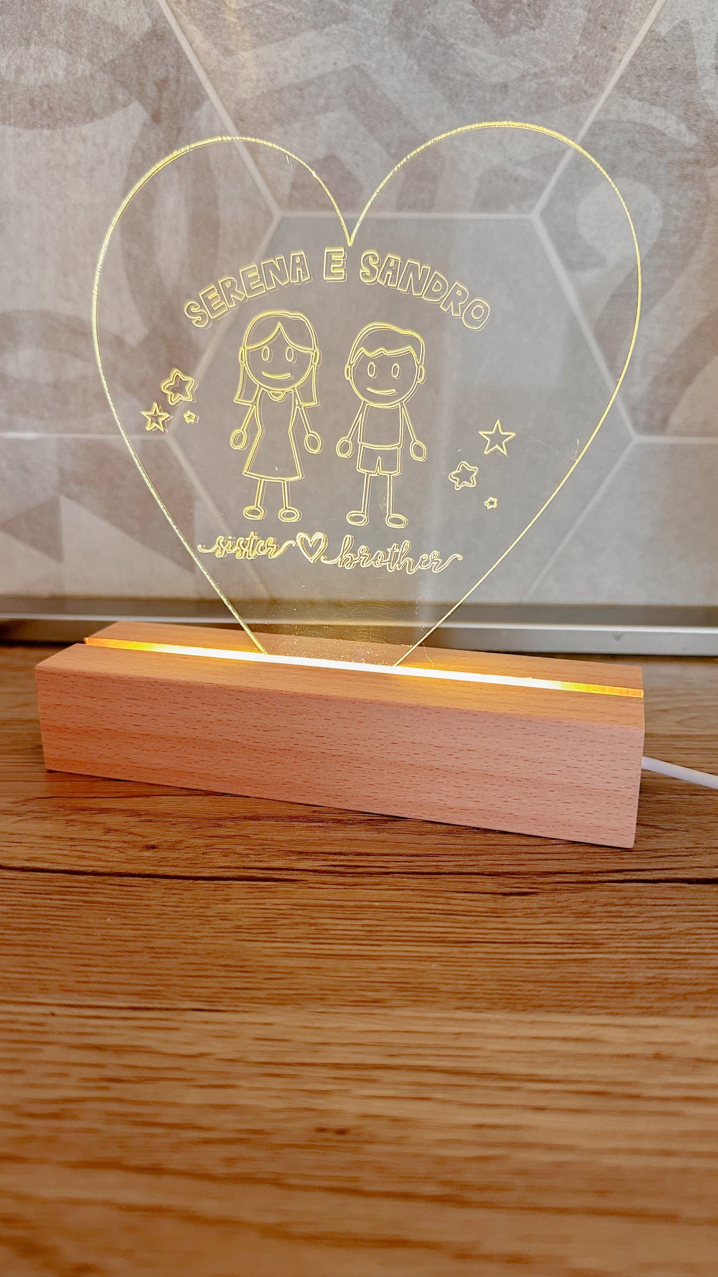 Lampada led cuore con base in legno
