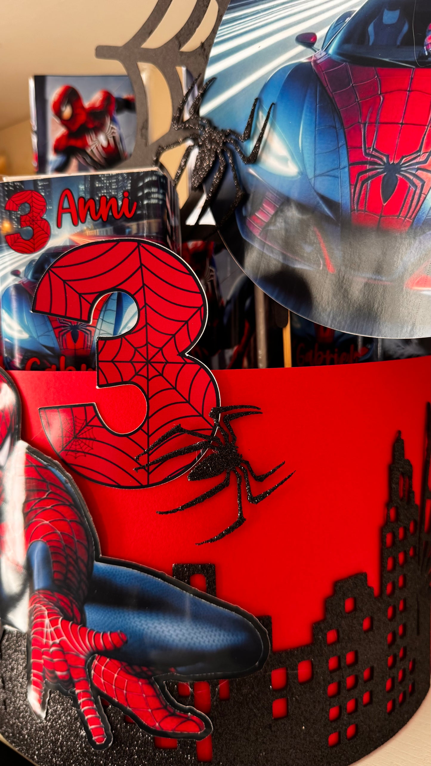 Torta scenografica Spider Hero – Personalizzata con nome e età