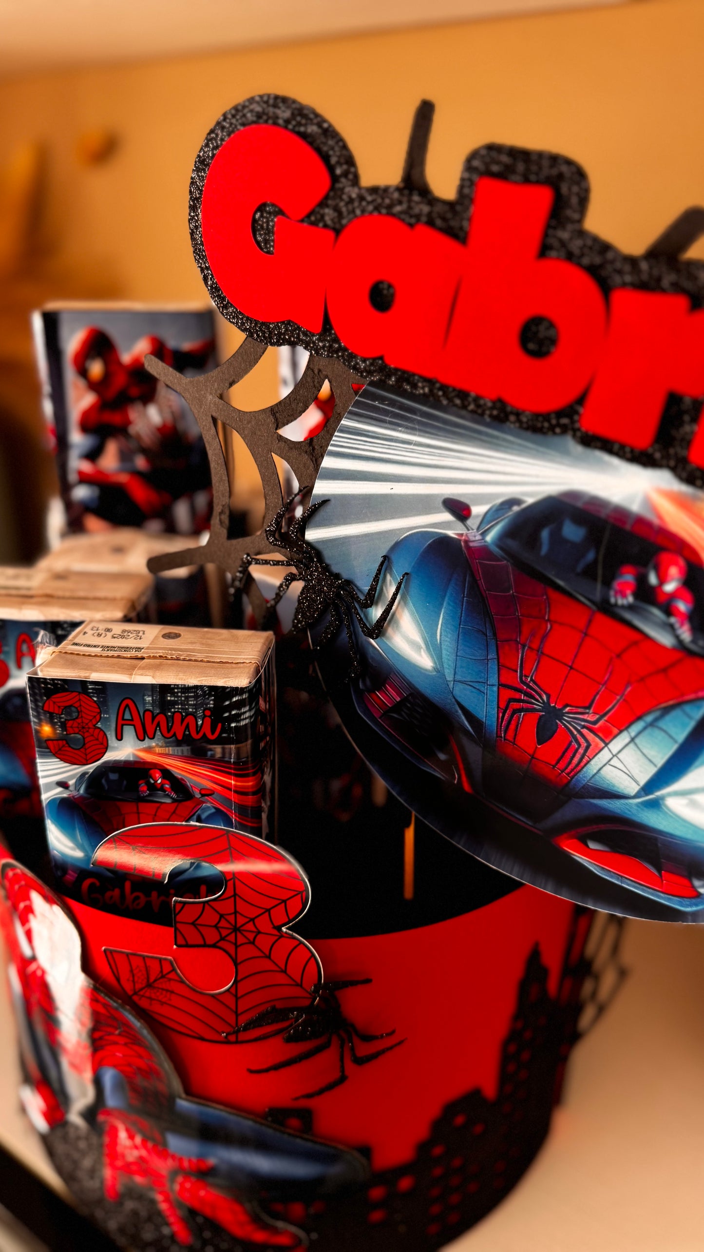 Torta scenografica Spider Hero – Personalizzata con nome e età