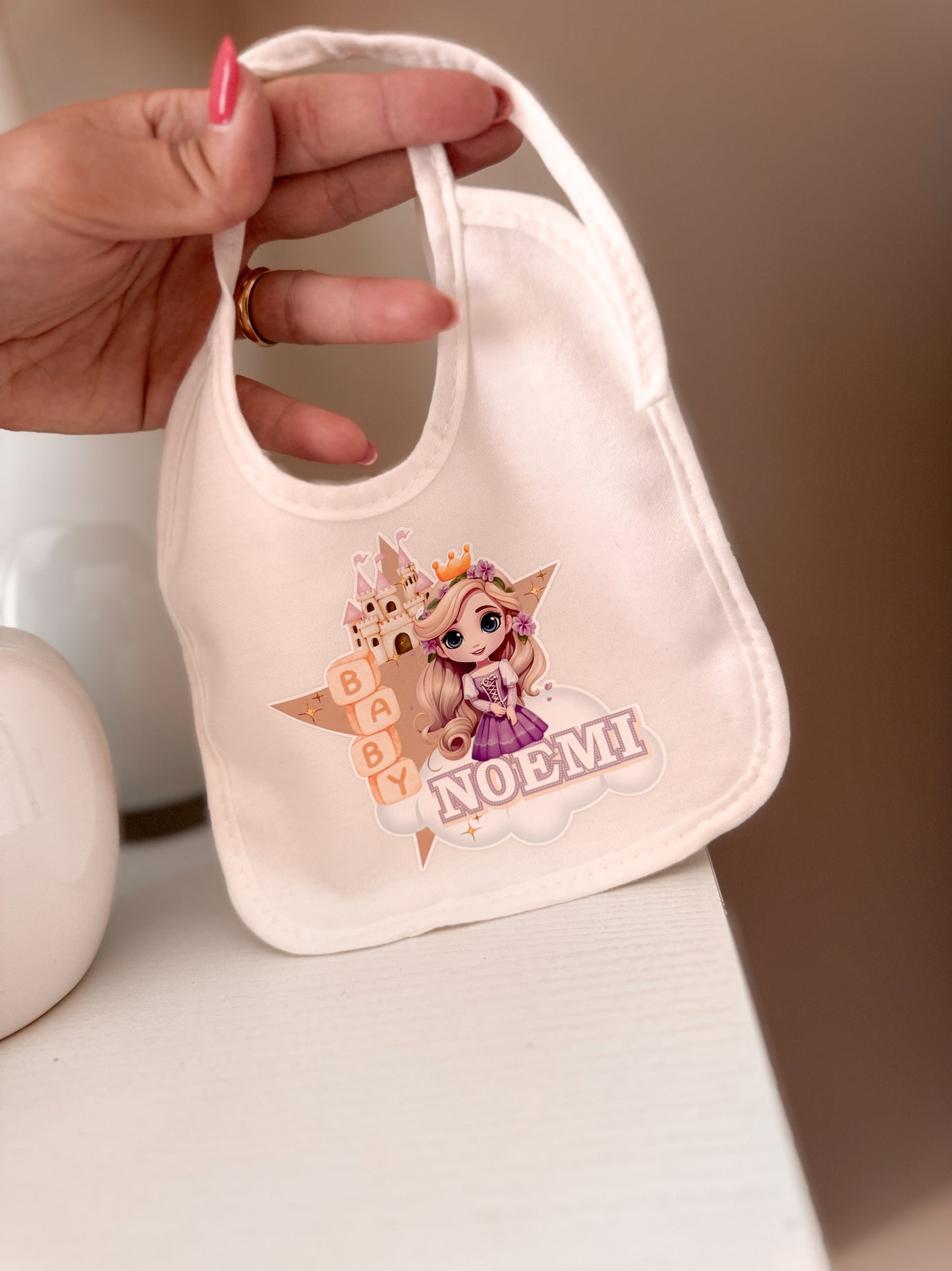 Bavaglino personalizzato bambina – Tema principessa con nome
