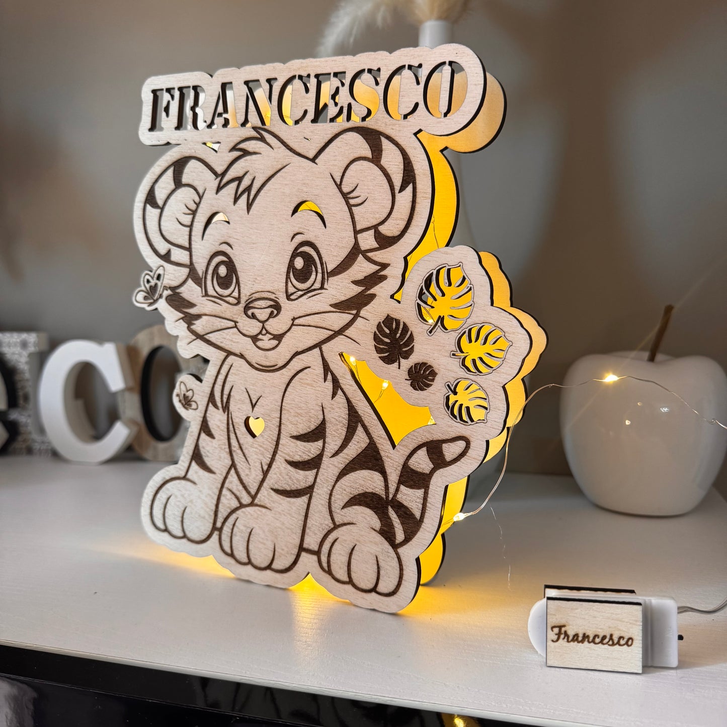 Lampada personalizzata LED in legno – Leoncino con nome