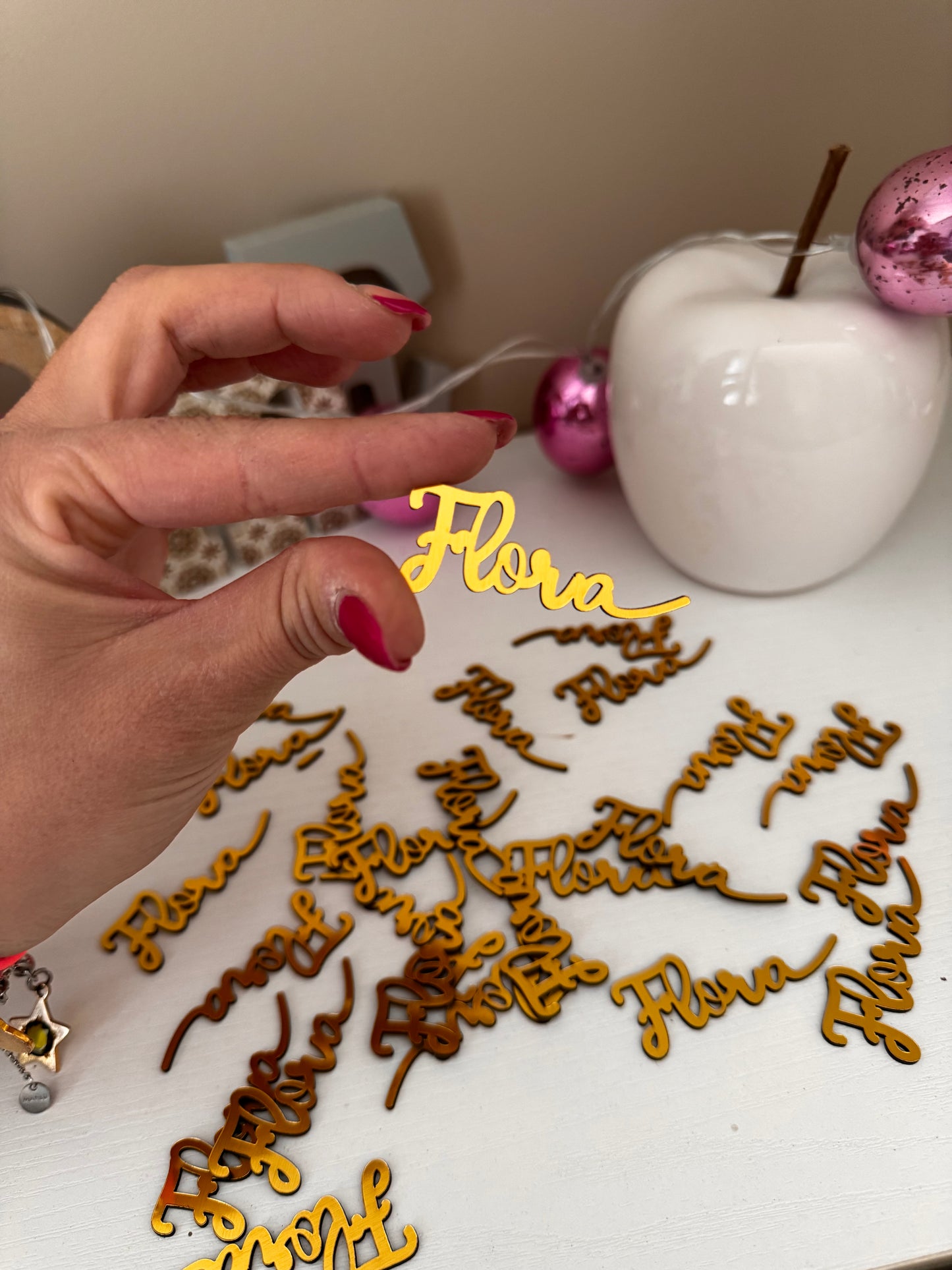 Nomi sagomati in plexiglass oro – personalizzabili