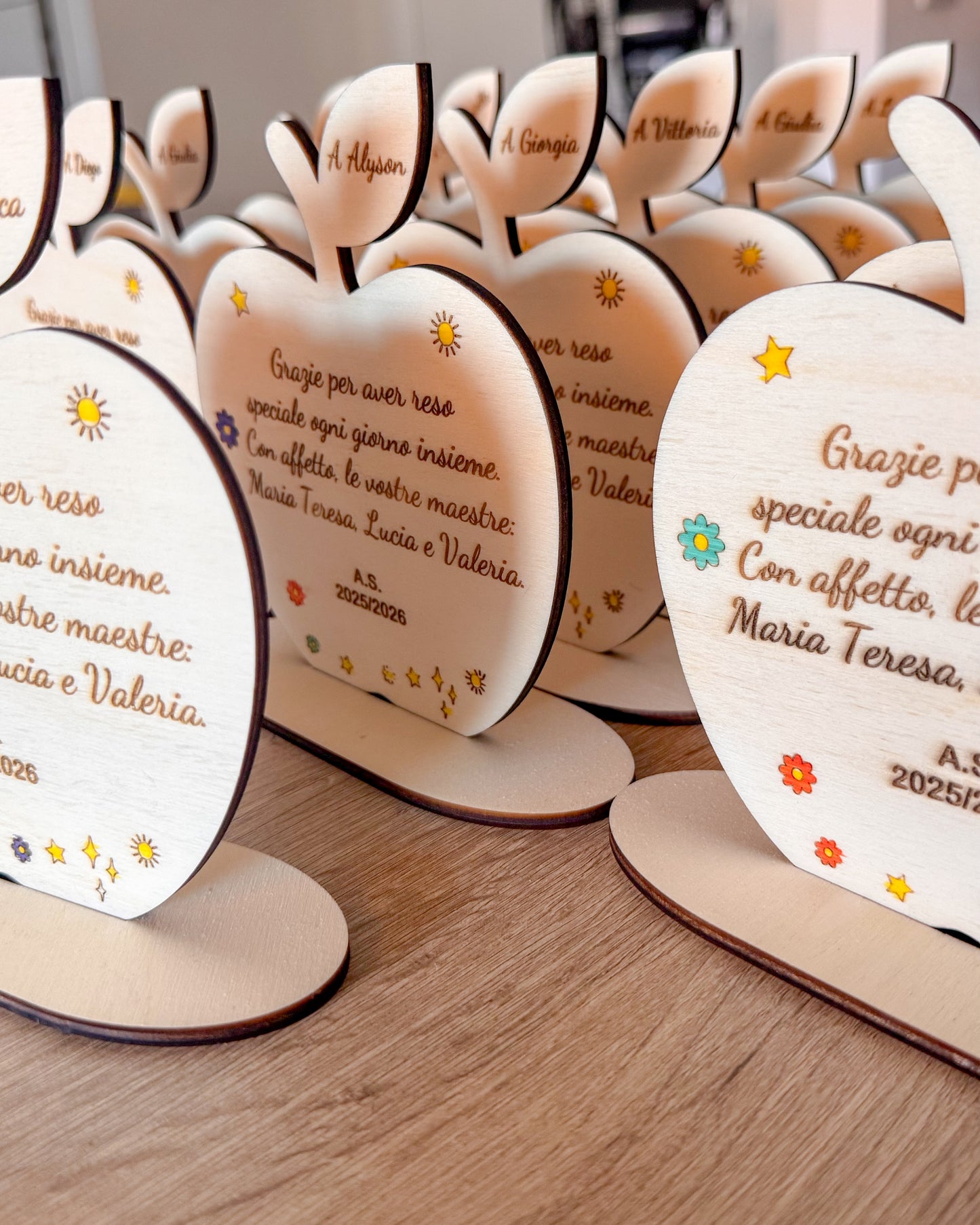 Mela in Legno Personalizzata - Regalo Fine Anno Scolastico per Maestre