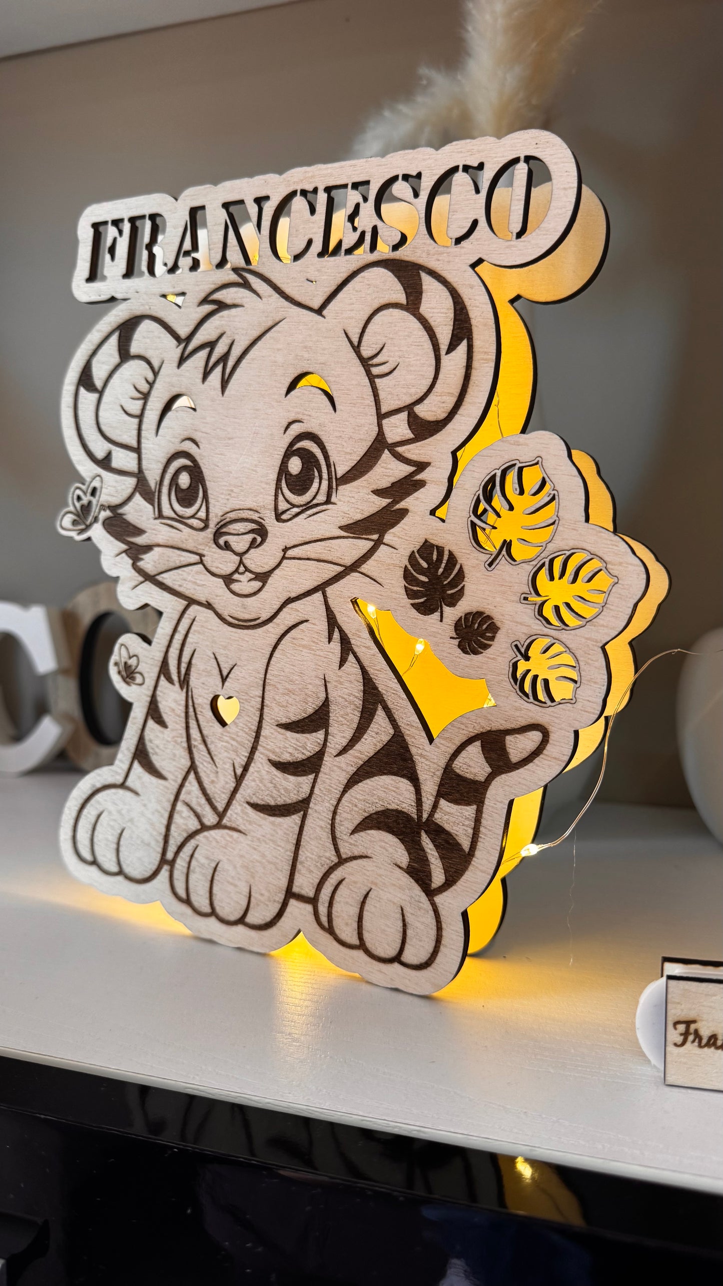 Lampada personalizzata LED in legno – Leoncino con nome