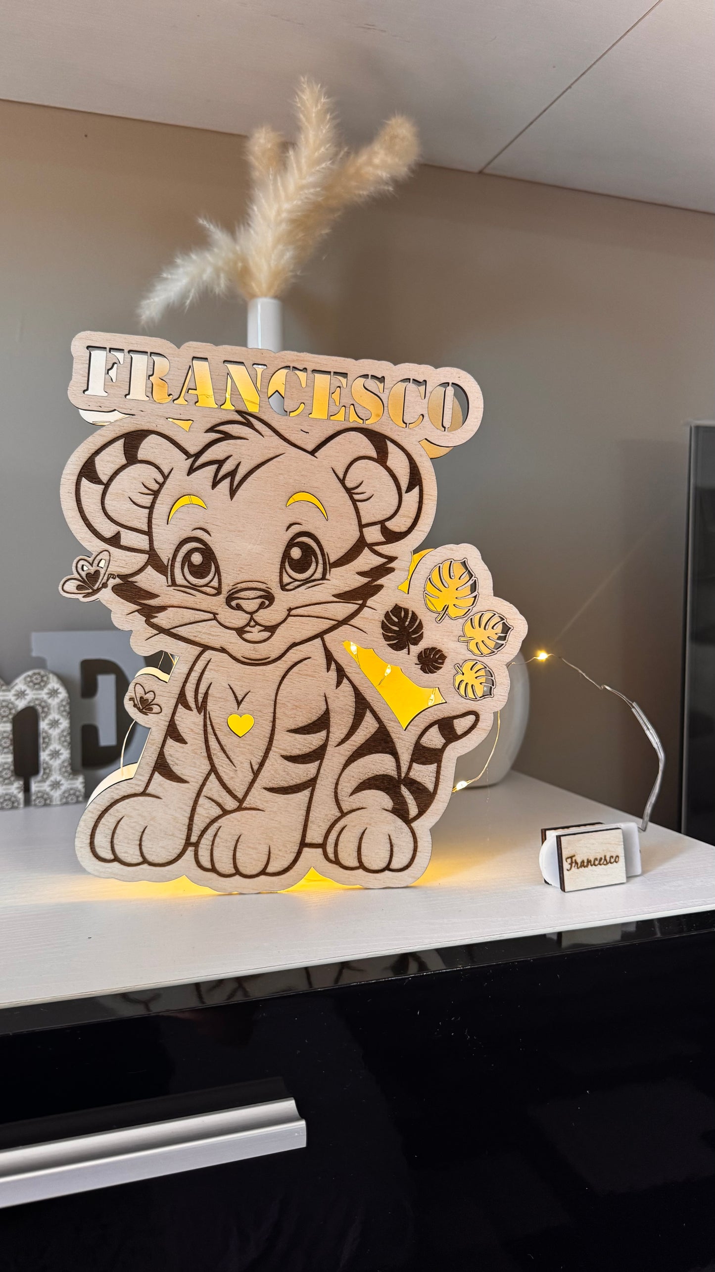 Lampada personalizzata LED in legno – Leoncino con nome
