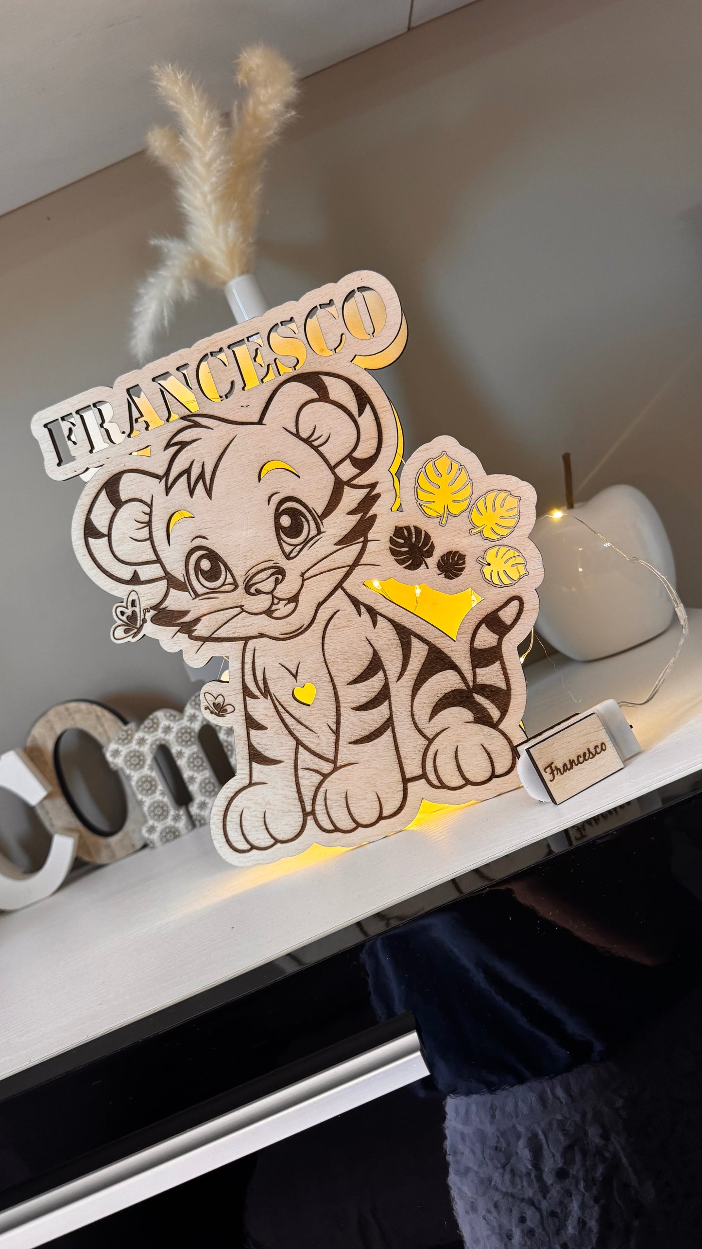 Lampada personalizzata LED in legno – Leoncino con nome