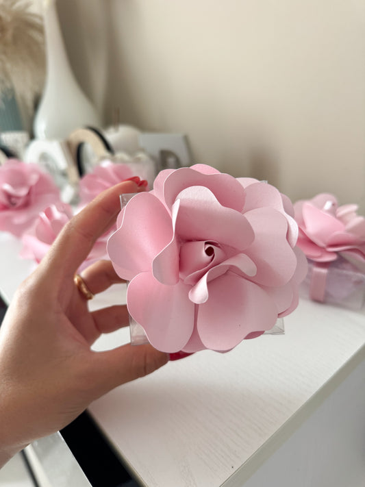Scatolina battesimo con fiore rosa in carta perlata