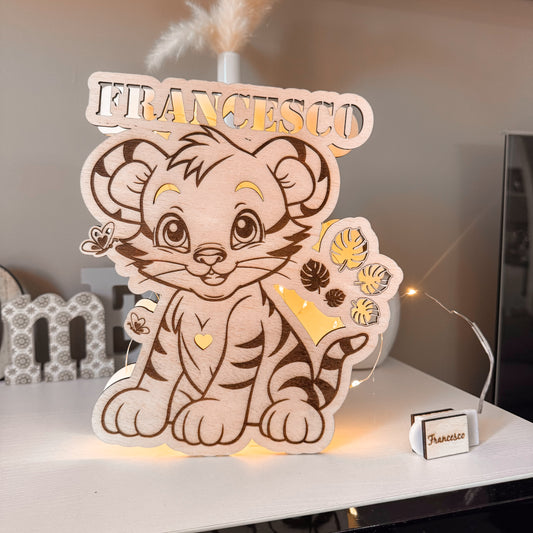 Lampada personalizzata LED in legno – Leoncino con nome