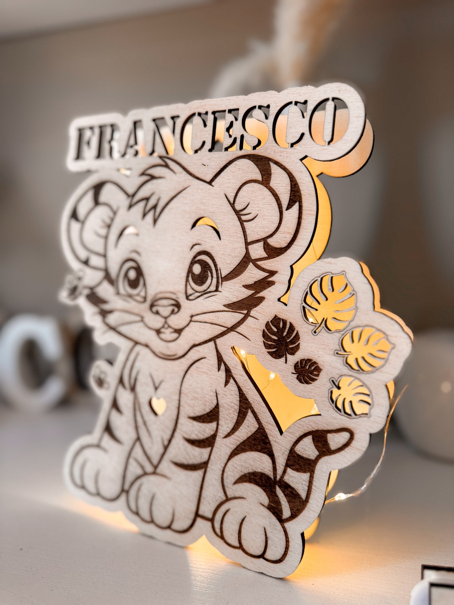 Lampada personalizzata LED in legno – Leoncino con nome