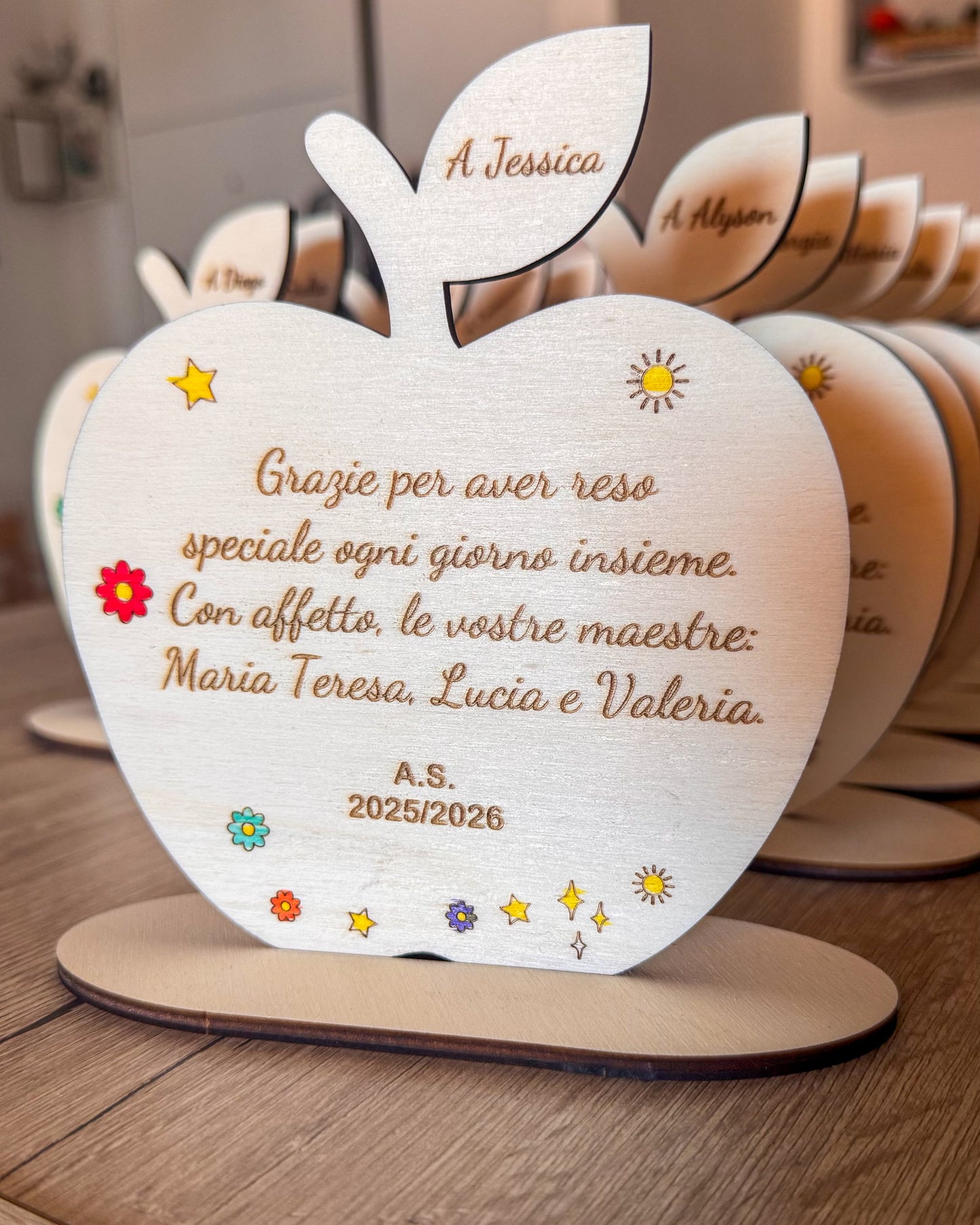 Mela in Legno Personalizzata - Regalo Fine Anno Scolastico per Maestre